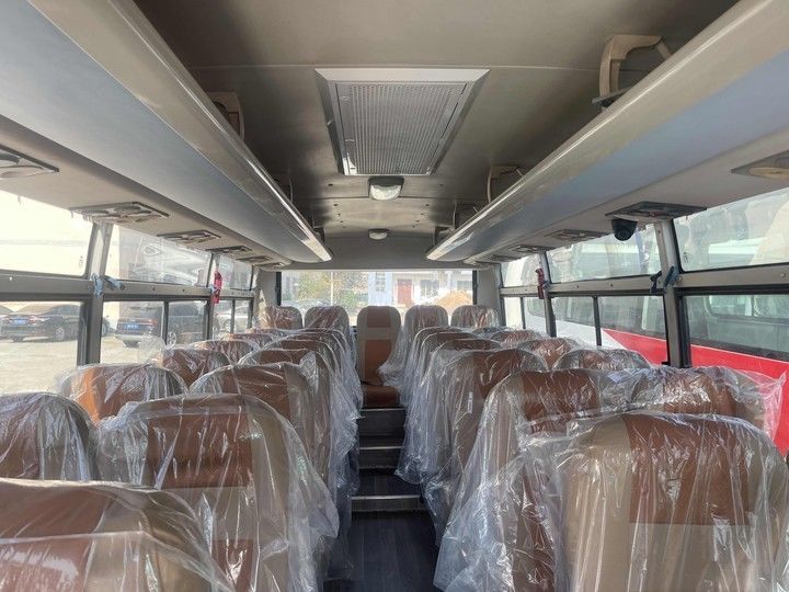 8.25R20タイヤと4-6Lのエンジン容量を持つ長距離旅行用バス