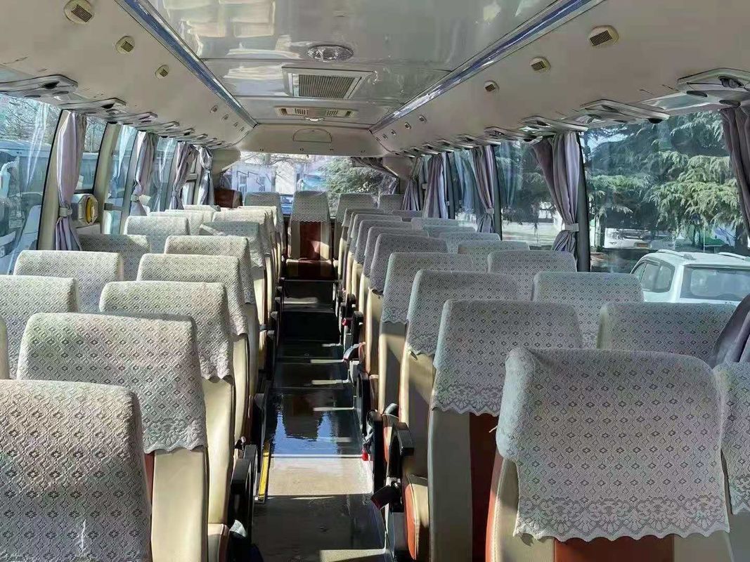 パーソナライズされた使用された旅客バス 47席 LHDコーチバス 8L のディーゼルエンジン容量