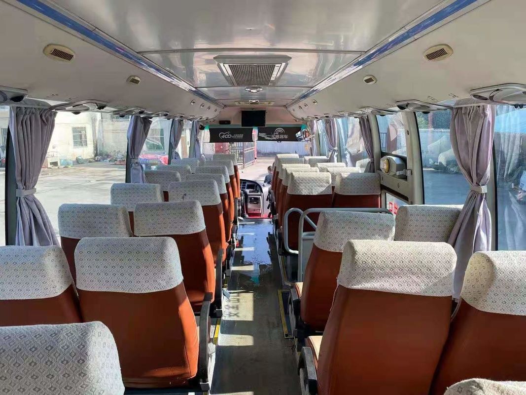 パーソナライズされた使用された旅客バス 47席 LHDコーチバス 8L のディーゼルエンジン容量