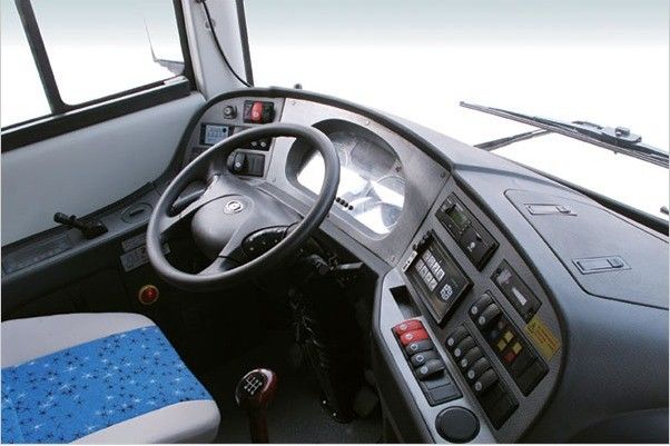 2550MM 総幅 ユーロ4排出量基準の60人乗りの豪華ツアーバス