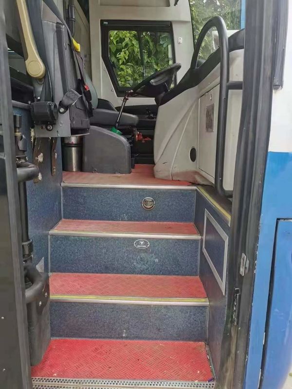 耐久性のある中古 12m トゥーリストバス バス 50席と葉のスプリングサスペンション