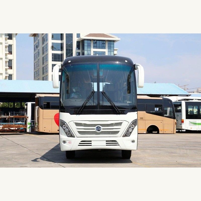 改装された57席のバスで 6 8L エンジン容量とG.V.W. 15000kg