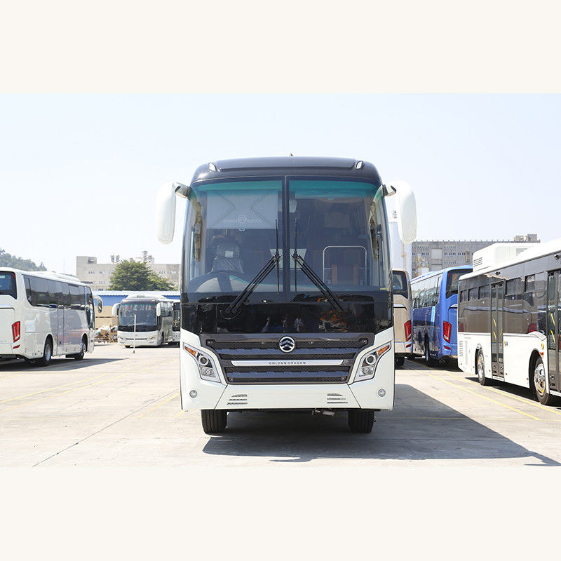改装された57席のバスで 6 8L エンジン容量とG.V.W. 15000kg