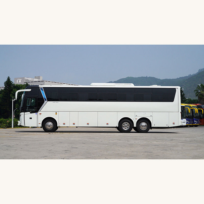 改装された57席のバスで 6 8L エンジン容量とG.V.W. 15000kg