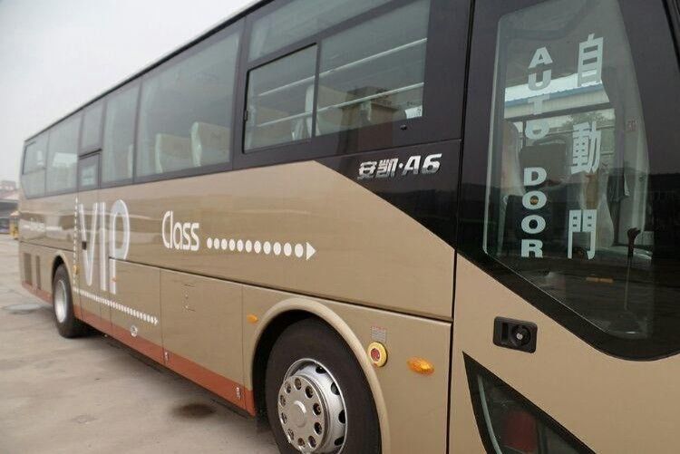 デザイン 12m パーティバスの豪華バス ユチャイエンジンと 65 1 1 座席 67 座席バス