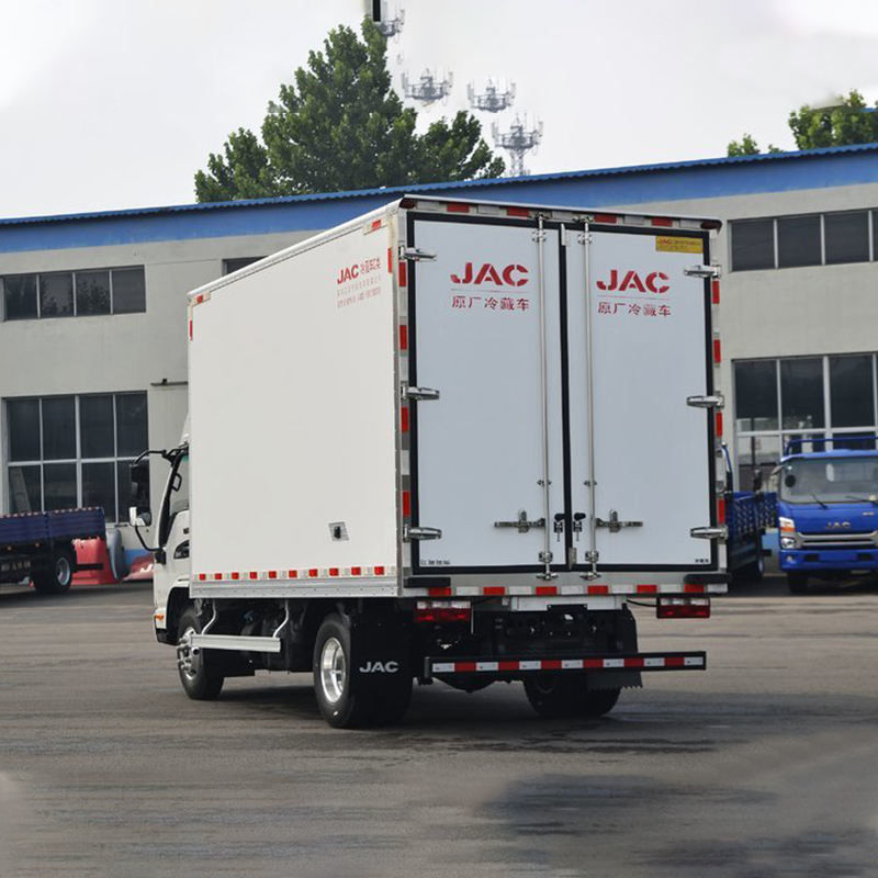 カミングズは冷凍肉と鶏肉の野菜を運ぶために冷蔵トラック箱を使用しました