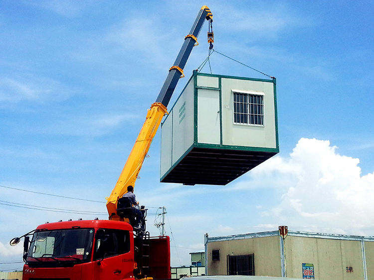 10トンの望遠鏡式ブームトラック 搭載クレーン 2280-5580mmのアウトリガースペン