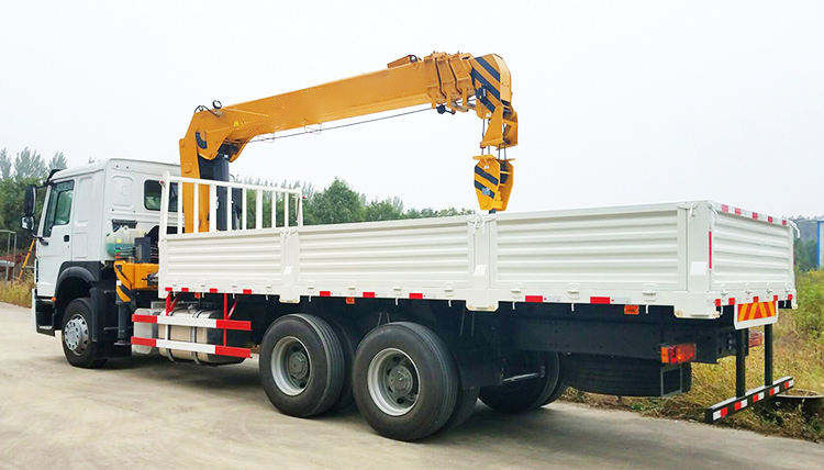 10トンの望遠鏡式ブームトラック 搭載クレーン 2280-5580mmのアウトリガースペン