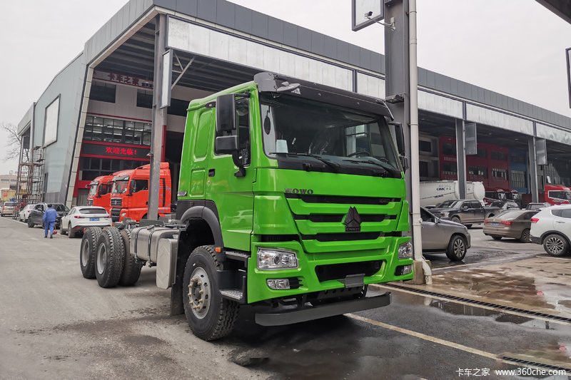 普通の運転席 シノトラック ホウ 371 hp ユーロ 2 マニュアル 6X4 ディーゼルエンジン トラックヘッド
