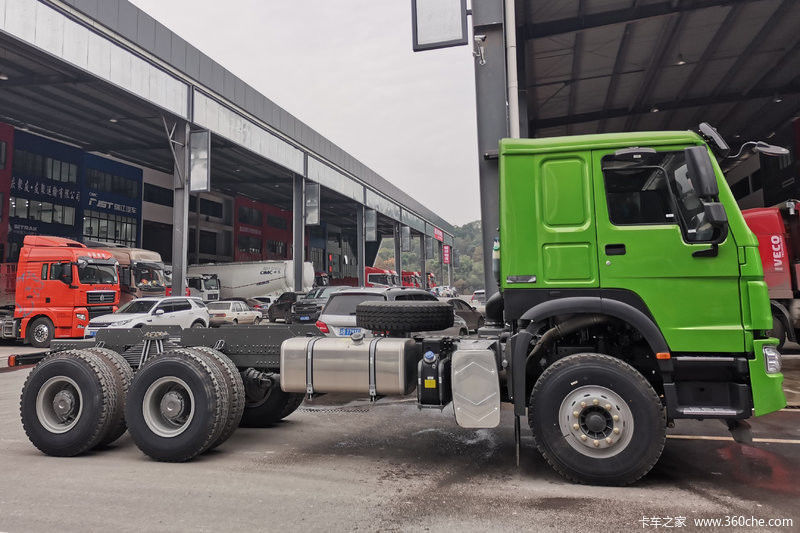 普通の運転席 シノトラック ホウ 371 hp ユーロ 2 マニュアル 6X4 ディーゼルエンジン トラックヘッド