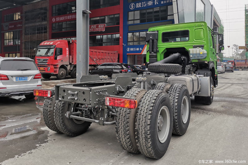 普通の運転席 シノトラック ホウ 371 hp ユーロ 2 マニュアル 6X4 ディーゼルエンジン トラックヘッド
