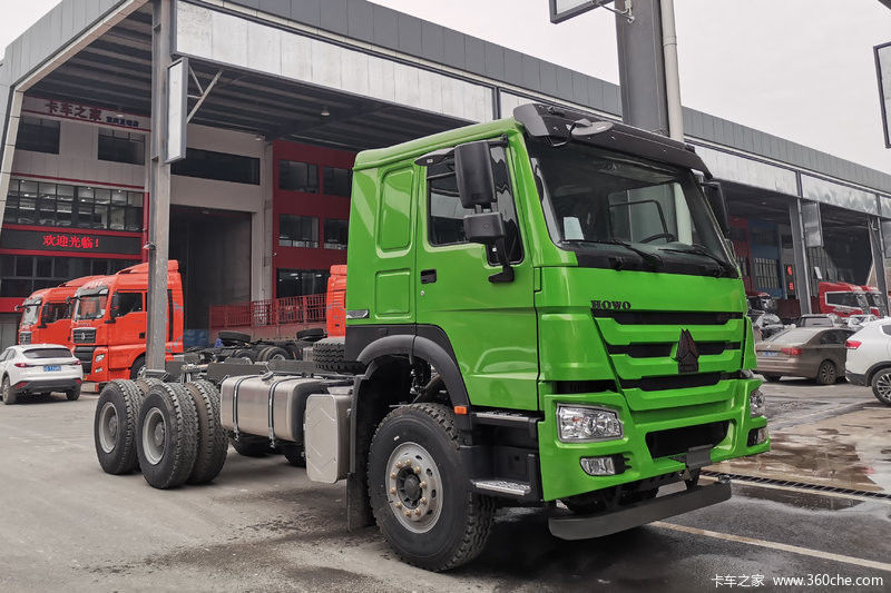 普通の運転席 シノトラック ホウ 371 hp ユーロ 2 マニュアル 6X4 ディーゼルエンジン トラックヘッド