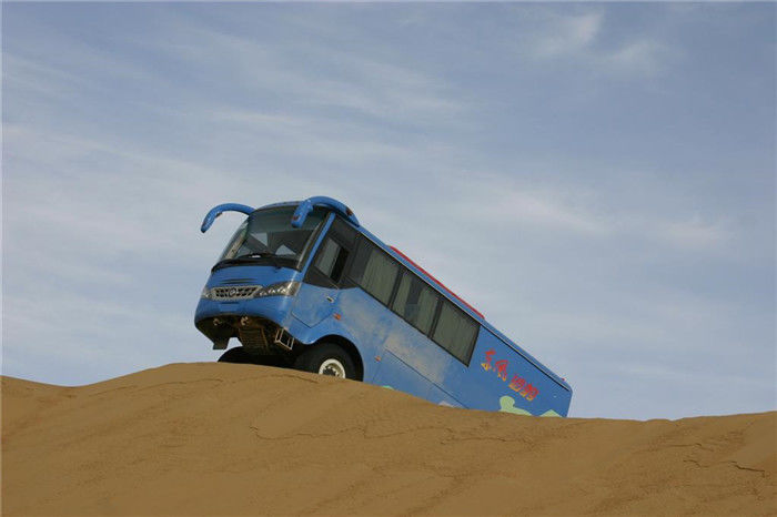 6700mm 長さ 4x4 砂漠バス オフロード Awd 14 席 乗客バス アフリカ ユーロ 3 排放基準